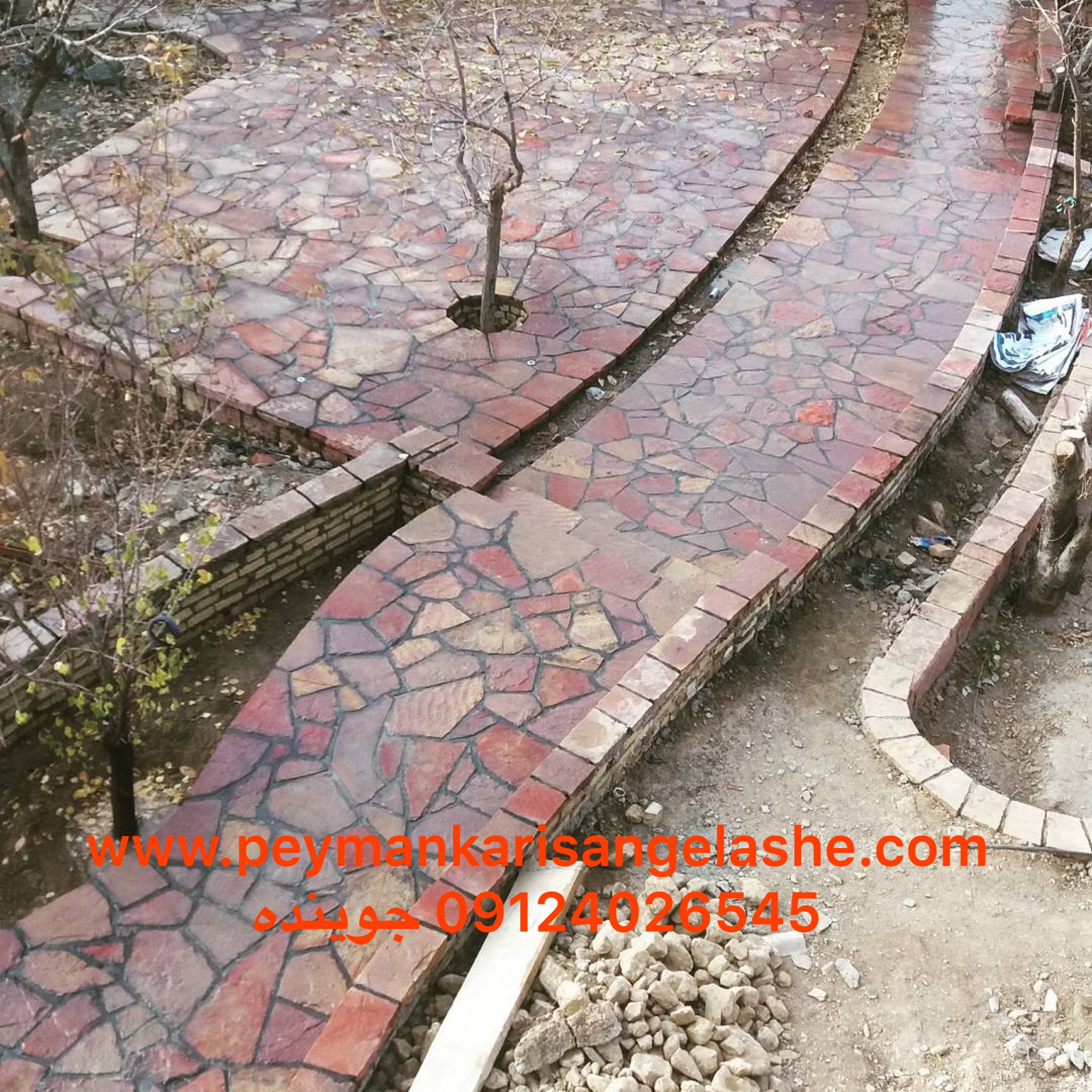 نصب سنگفرش برای کف سازی محوطه باغ ویلا با استفاده از سنگ لاشه طبیعی 